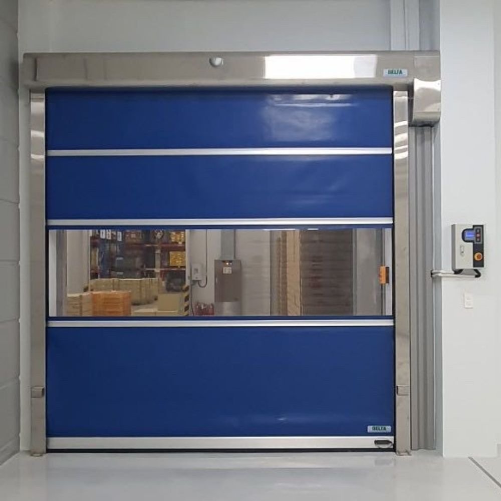 Puerta rápida industrial instalada en maquiladora de Tijuana — AZVIR